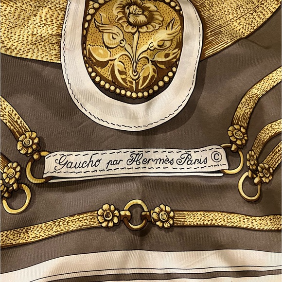 34 x 34 HERMES silk scarf / foulard in pre-loved condition - Picture 9 of 9